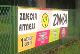 Baner zumba na płocie